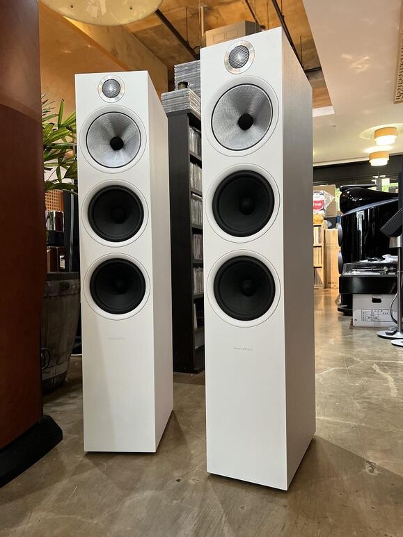 B&W 603 S2 ANNI WHITE (14).JPG