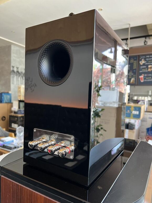 B&W 705 S3 BLACK (23).JPG